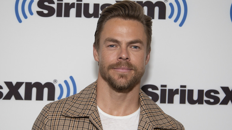 Derek Hough, souriant légèrement, photo de 2022 