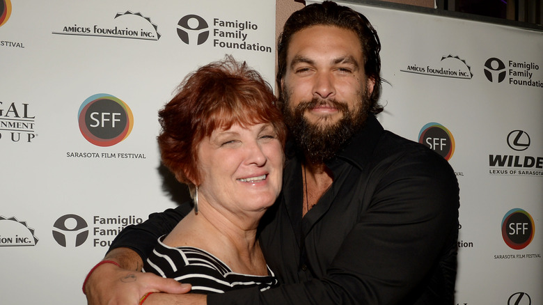 Jason Momoa et sa maman Coni en 2014. 