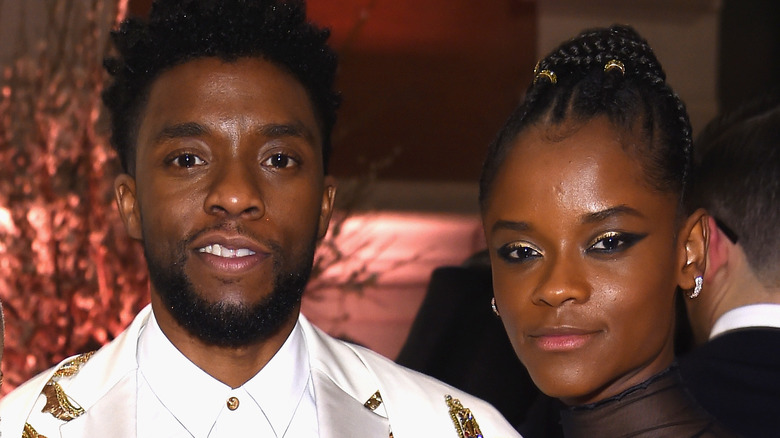 Chadwick Boseman et Letitia Wright sourient