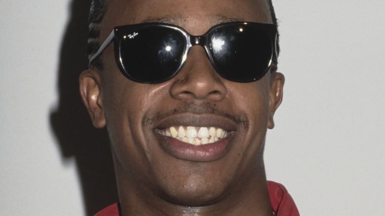 MC Hammer dans une veste rouge