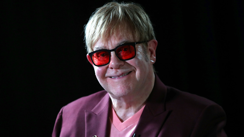 Elton John souriant