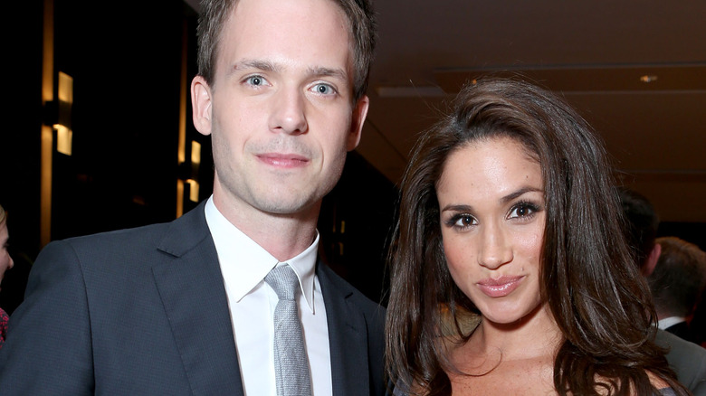 Patrick J.Adams, Meghan Markle posant