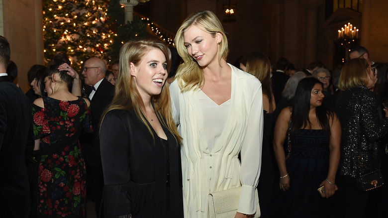 Karlie Kloss, la princesse Beatrice parlant