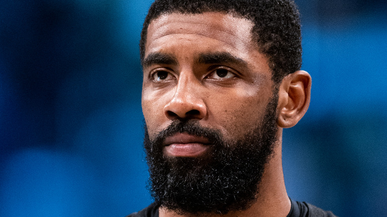 Kyrie Irving regardant vers la caméra