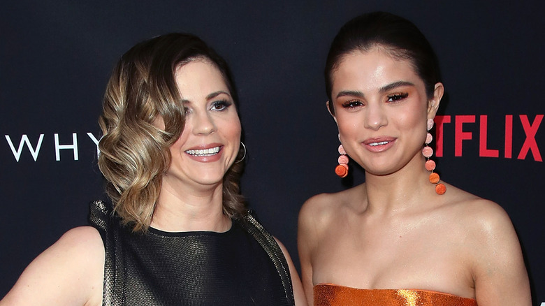 Mandy Teefey et Selena Gomez sourient