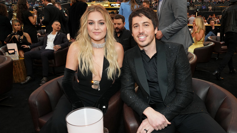 Kelsea Ballerini et Morgan Evans assis