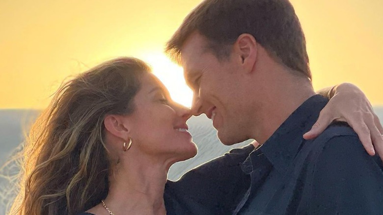 Gisele Bundchen et Tom Brady devant un coucher de soleil