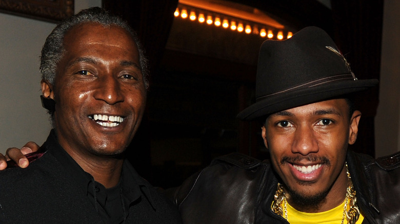 Nick Cannon sourit avec papa