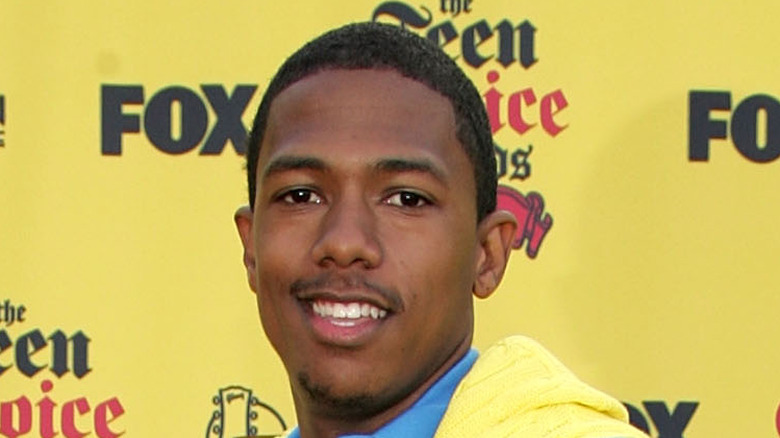 Jeune Nick Cannon en jaune