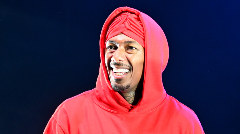 Nick Cannon en sweat à capuche rouge