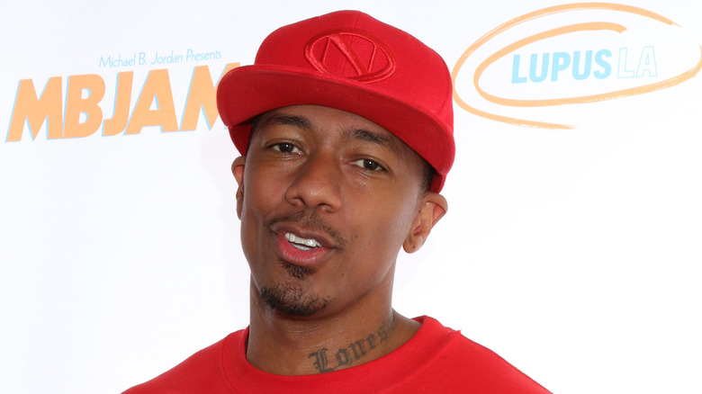 Nick Cannon au chapeau rouge