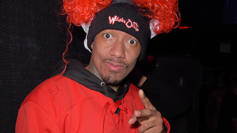 Nick Cannon en chapeau noir