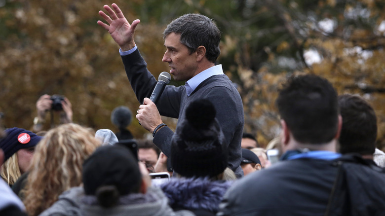 Beto O'Rourke parlant à une foule