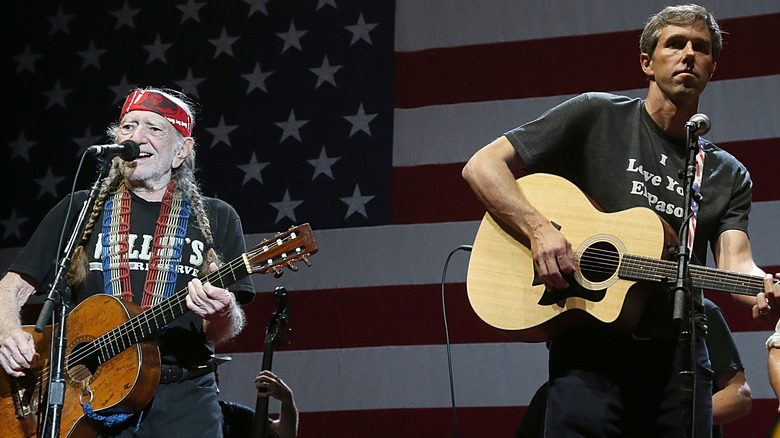 Beto O'Rourke joue de la guitare avec Willie Nelson