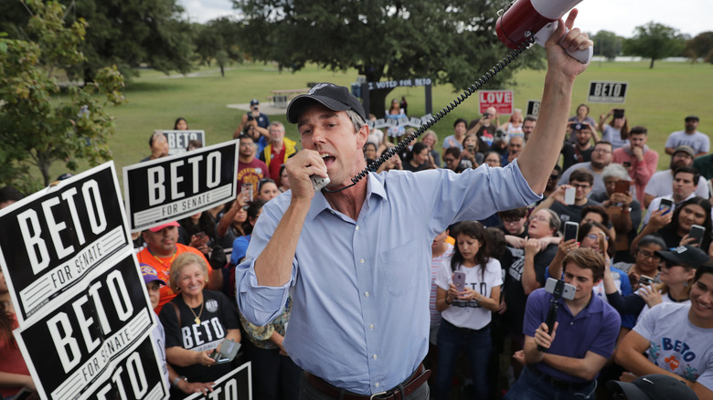 Beto O'Rourke parlant à une foule