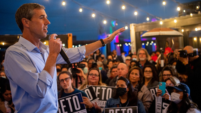 Beto O'Rourke parlant à une foule