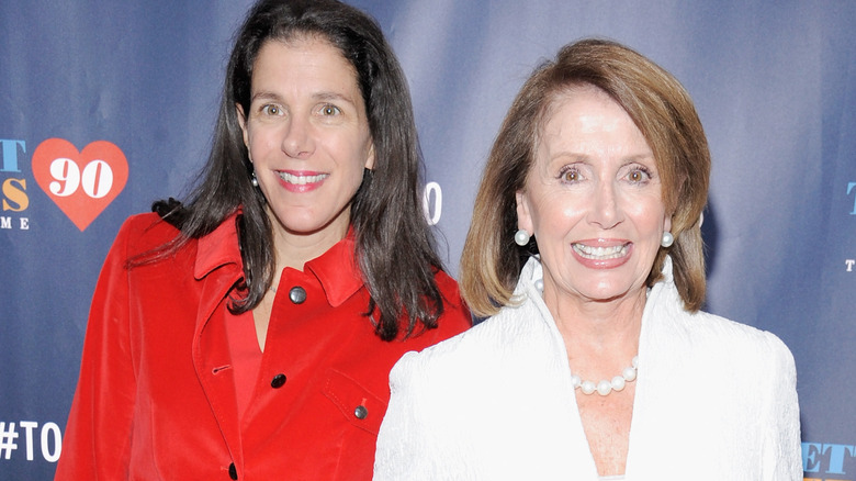 Nancy Pelosi souriante avec sa fille Alexandra