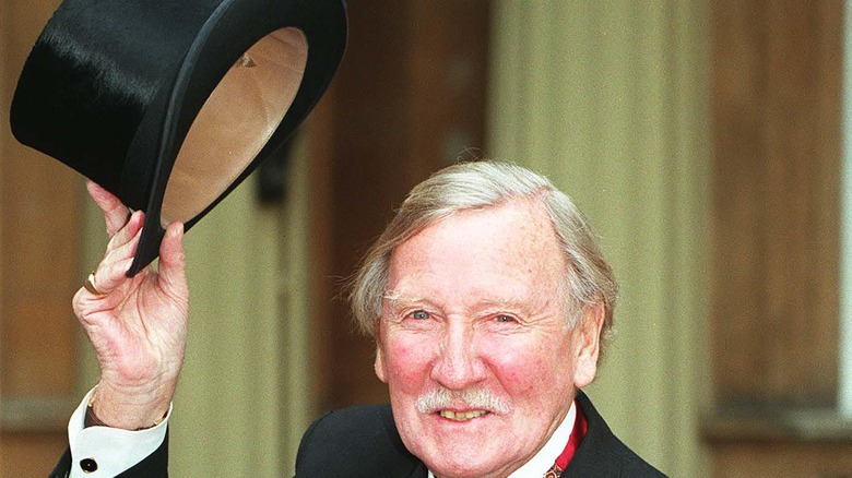 Leslie Phillips avec un chapeau haut de forme