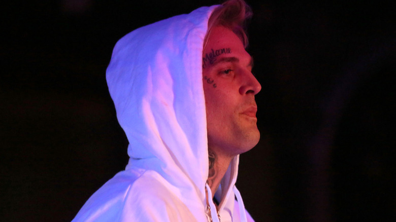 Aaron Carter sur scène, de profil