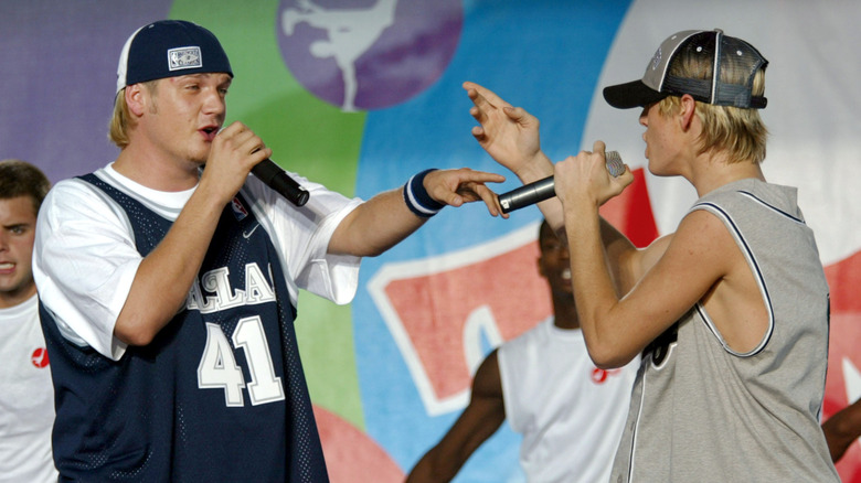 Aaron Carter et Nick Carter jouent