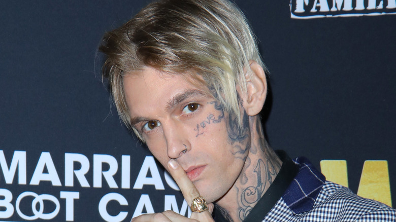 Aaron Carter pose pour une photo