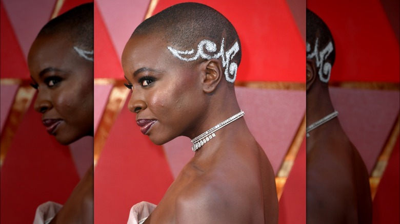 Danai Gurira avec motif peint sur le côté de la tête