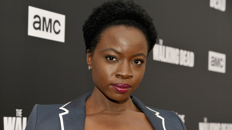 Danai Gurira regarde la caméra