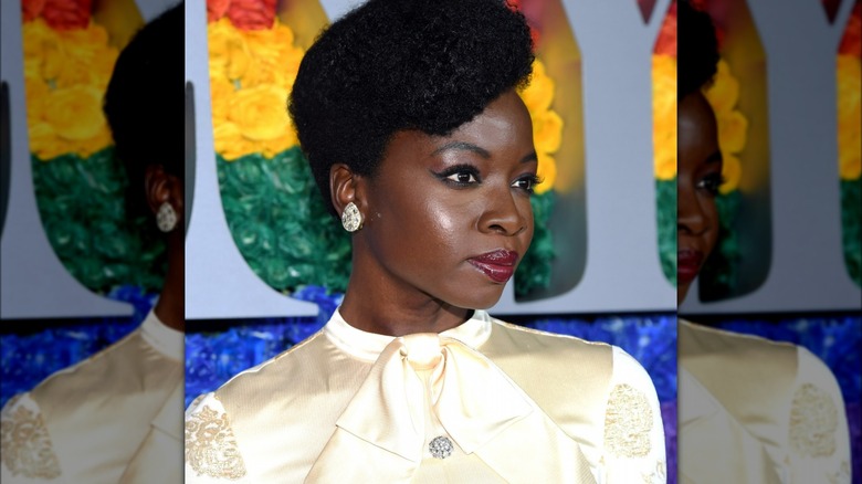 Danai Gurira porte une boucle d'oreille en forme de larme