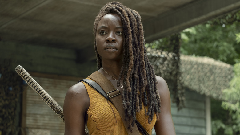 Danai Gurira avec un katana dans le dos dans "The Walking Dead"