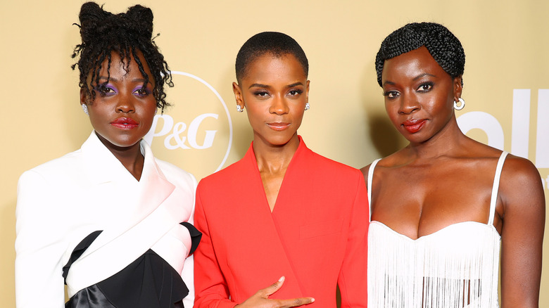 Lupita Nyong'o, Letitia Wright et Danai Gurira posant