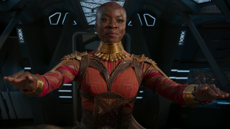 Danai Gurira avec les mains levées dans "Black Panther"