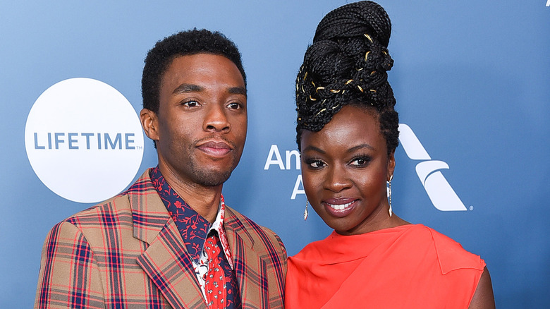 Chadwick Boseman et Danai Gurira posant