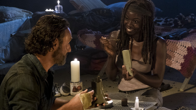 Danai Gurira souriant à Andrew Lincoln