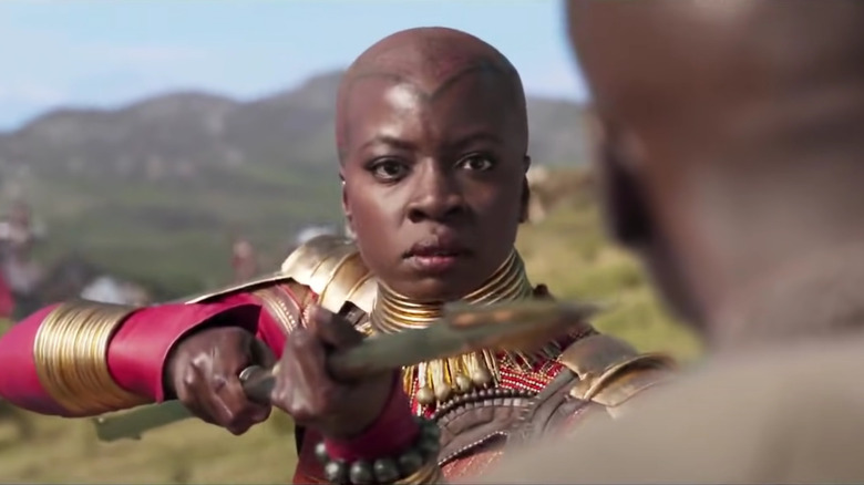 Danai Gurira tenant une lance dans "Black Panther"