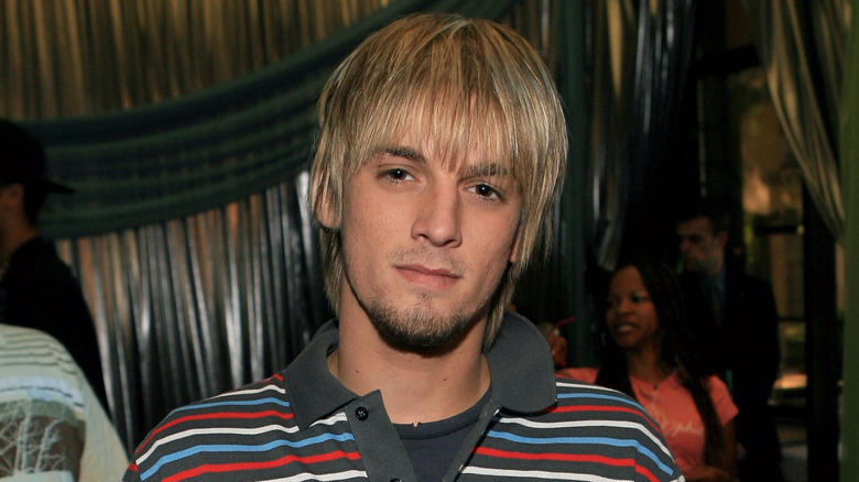 Aaron Carter en polo rayé