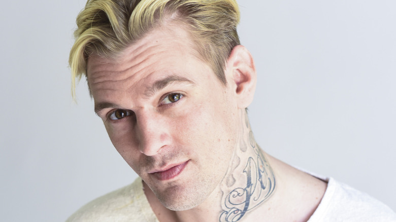 Aaron Carter vêtu de blanc