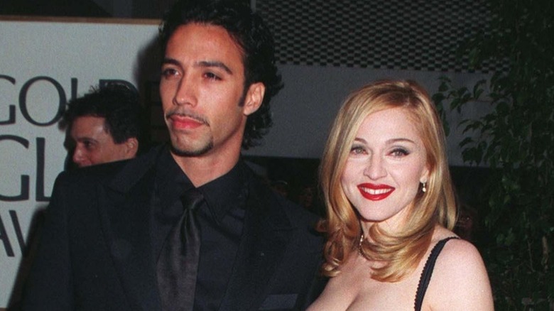 Madonna posant avec Carlos