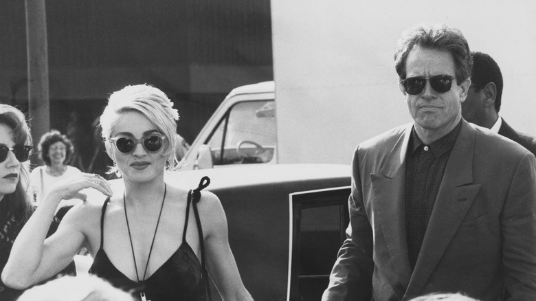 Madonna marche avec Warren Beatty