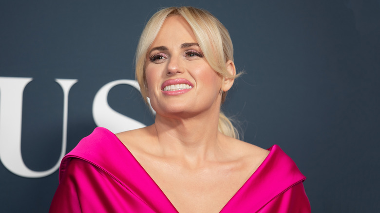 Rebel Wilson posant dans une robe rose