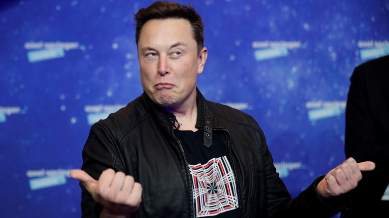 Elon Musk arrive sur le tapis rouge