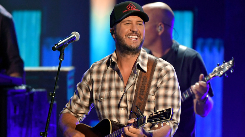 Luke Bryan en train de jouer 