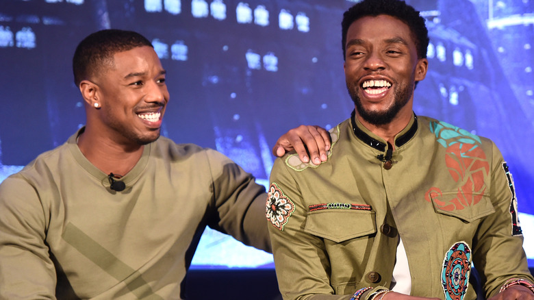 Michael B. Jordan et Chadwick Boseman rient 