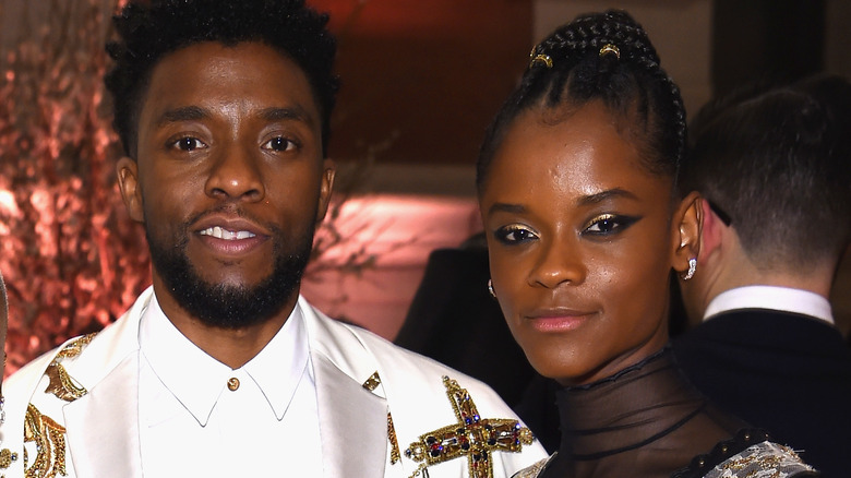 Letitia Wright et Chadwick Boseman posent 