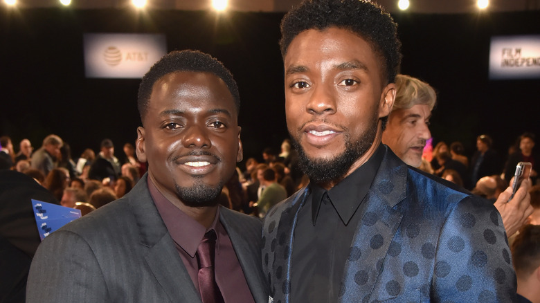 Daniel Kaluuya et Chadwick Boseman souriants 