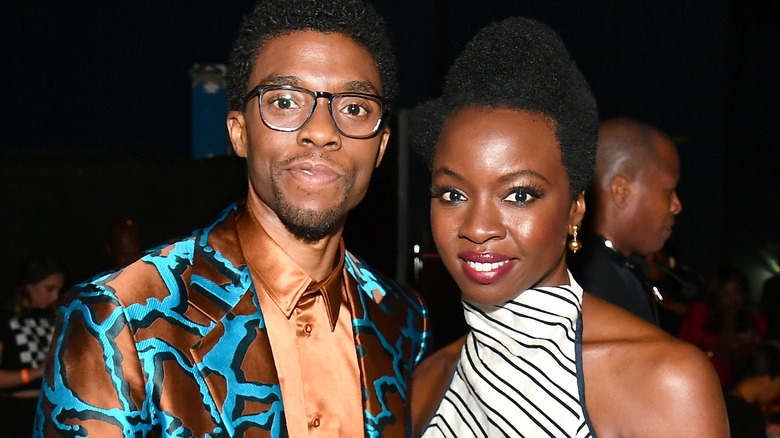 Danai Gurira et Chadwick Boseman sourient 