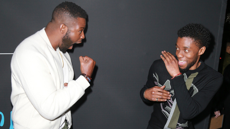 Winston Duke et Chadwick Boseman se battent 