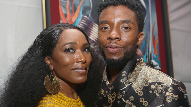 Angela Bassett et Chadwick Boseman sourient 