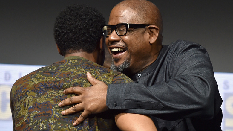 Forest Whitaker et Chadwick Boseman s'embrassent 