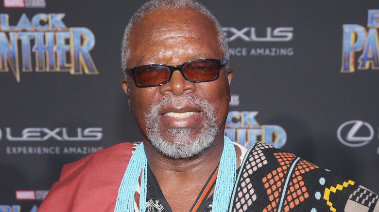 John Kani souriant 