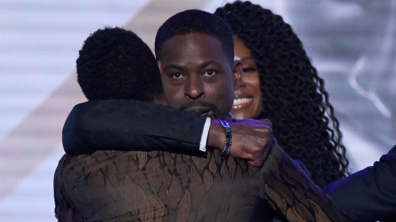 Sterling K. Brown et Chadwick Boseman se font un câlin 